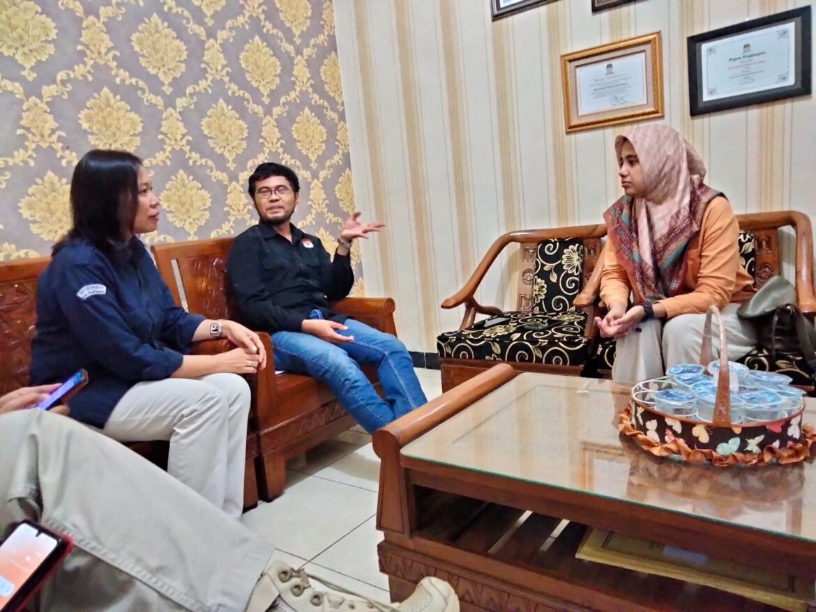 Ketua DPC PPP Banyumas, Balqis Fadillah (berjilbab), berkonsultasi ke KPU Banyumas, Selasa 9-Mei-2023